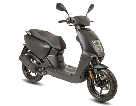 AGM Qube matt Schwarz