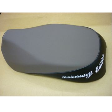 Buddyseat Sym Mio Kaffeebraune/Schwarze Jubiläumssauce (77200-A7A-200-T15)